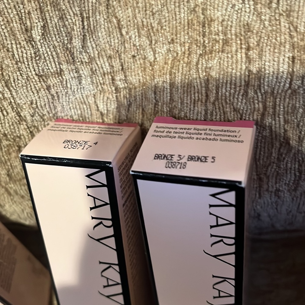 Mary Kay Timewise luminous liquid foundation; Bronze 1, 2, 3, 5, bronze 8. - Picture 4 of 5